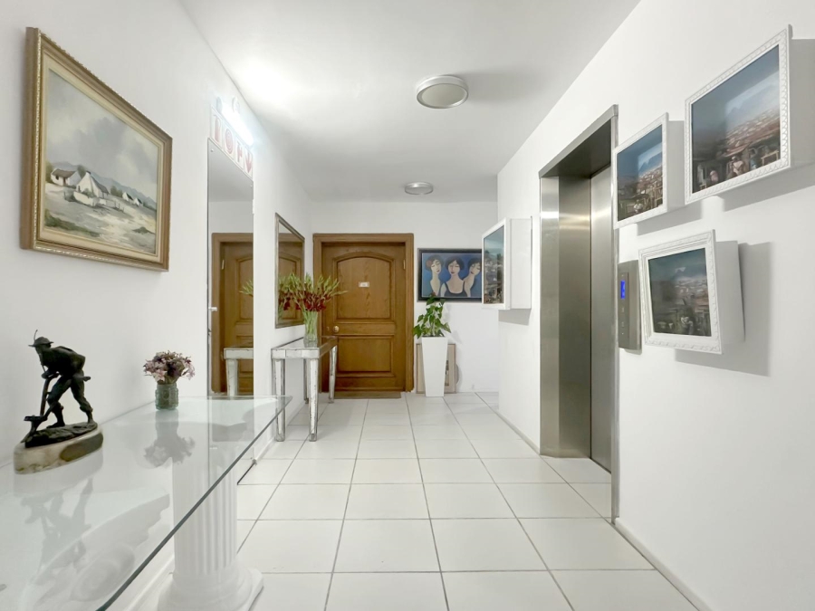 3 Bedroom Property for Sale in Green Point Western Cape